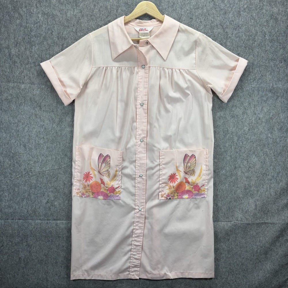 True Vintage 1970s House Coat Dress Women's 10 Pink Pearl Snap Butterfly Floral